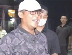 Kena OTT, Bupati Lampung Tengah Tersenyum di Gedung KPK