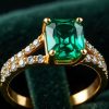 Pesona Cincin Tunangan Potongan Zamrud Simbol Kemewahan Klasik dan Elegan