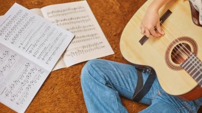 Chord Lengkap Suci dalam Debu Lirik dan Tips Memainkan dengan Baik