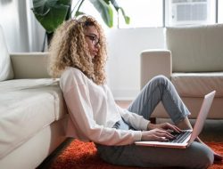 Perusahaan Swedia Luncurkan Program Jam Persahabatan Berbayar untuk Melawan Kesepian Pekerja