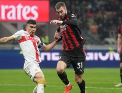 Bek AC Milan Akhiri Laga di Artemio Franchi dengan 9 Jahitan di Pelipis Kepala