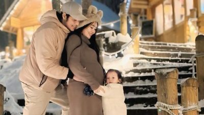 6 Potret Bahagia Umumkan Kehamilan Kedua di Tengah Salju Jepang