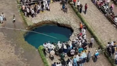 Warga Ambil Air dari Sinkhole di Limapuluh Kota, Ahli Ingatkan Risiko Kesehatan
