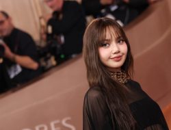 Lisa Blackpink Menarik Perhatian dalam Gaun Transparan di Karpet Merah Golden Globes 2026