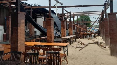Kafe di Pantai Jimbaran Bali Terkena Dampak Angin Kencang