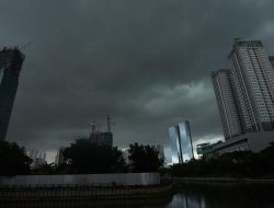 Jabodetabek Diperkirakan Hujan Malam Ini, Waspada Petir