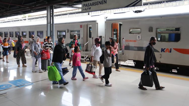 KA Jaka Tingkir dan KA Serayu Anjlok di Pasar Senen Menurut KAI