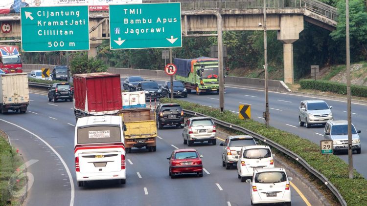 Mobil Pecah Ban di Tol Jagorawi dan Penyebabnya