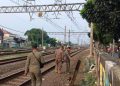 Tindakan Satpol PP Jaktim Tutup Akses Ilegal Rel Kereta Api di Jatinegara