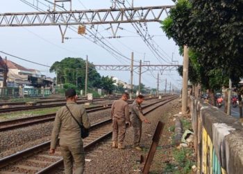 Tindakan Satpol PP Jaktim Tutup Akses Ilegal Rel Kereta Api di Jatinegara