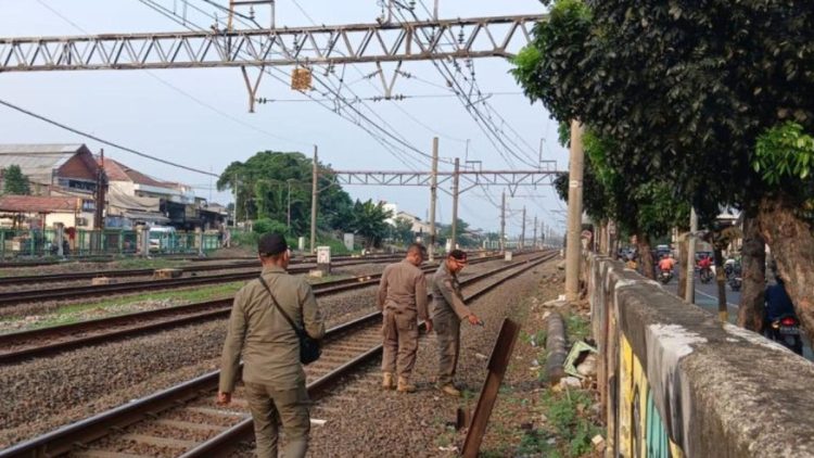 Tindakan Satpol PP Jaktim Tutup Akses Ilegal Rel Kereta Api di Jatinegara