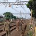 Tindakan Satpol PP Jaktim Tutup Akses Ilegal Rel Kereta Api di Jatinegara