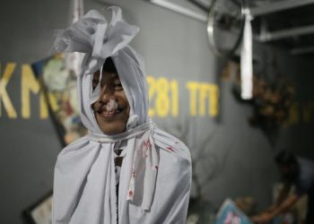 Polisi Berikan Penjelasan Mengenai Pocong Duduk yang Viral di Teras Warga Depok