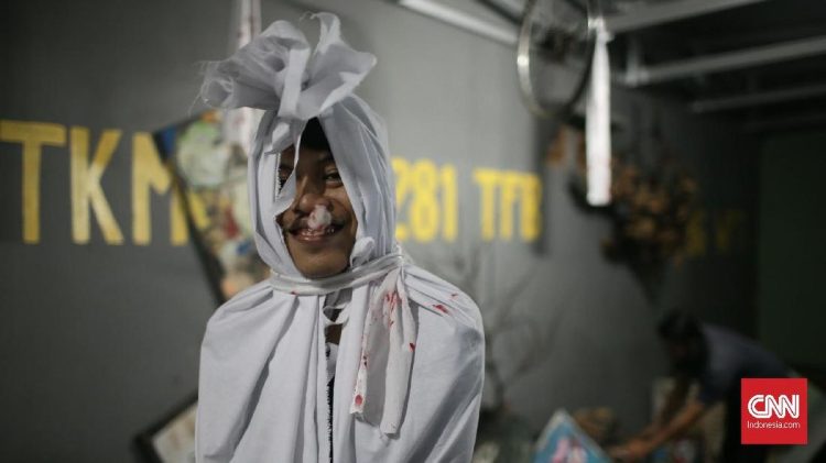 Polisi Berikan Penjelasan Mengenai Pocong Duduk yang Viral di Teras Warga Depok
