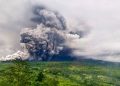 Gunung Semeru Erupsi Muntahkan Awan Panas Guguran pada Sabtu Malam