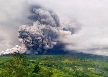 Gunung Semeru Erupsi Muntahkan Awan Panas Guguran pada Sabtu Malam