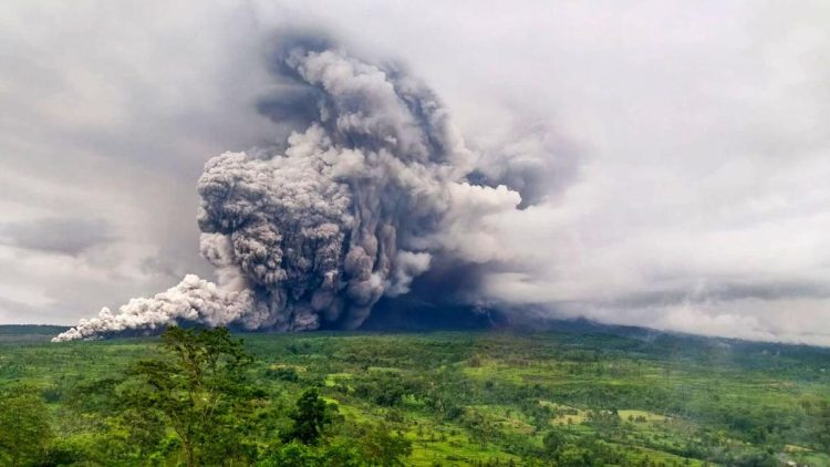Gunung Semeru Erupsi Muntahkan Awan Panas Guguran pada Sabtu Malam