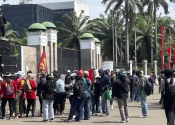 Massa Buruh Ramai di Gedung DPR, Lalu Lintas Tetap Lancar