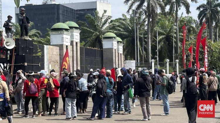 Massa Buruh Ramai di Gedung DPR, Lalu Lintas Tetap Lancar