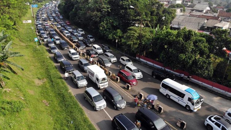 Kepadatan Jalur Puncak Bogor selama Libur Kenaikan Isa Almasih