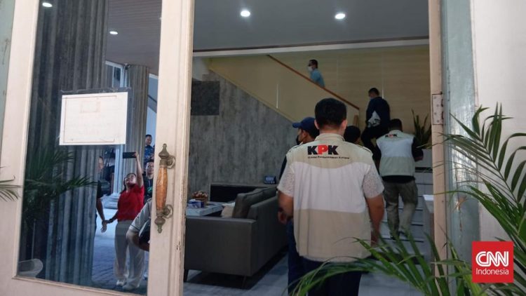 Geledah Rumah Pengusaha di Pacitan Terkait Kasus Bupati Ponorogo