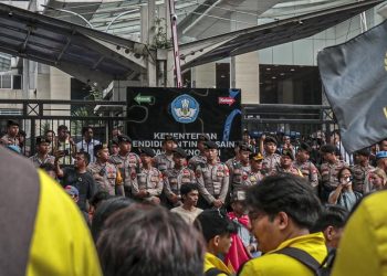 Demo Hardiknas, Mahasiswa Aksi di Kementerian Pendidikan dan Teknologi