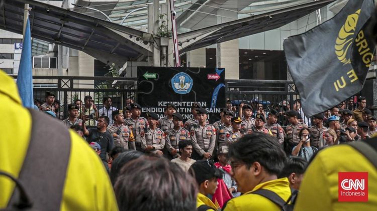 Demo Hardiknas, Mahasiswa Aksi di Kementerian Pendidikan dan Teknologi