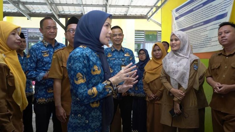 Setahun Zakiyah-Najib, Ribuan Siswa dan Guru Serang Dapat Beasiswa
