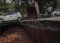 Pemotor Jatuh ke Lubang di Jalan Amblas Lenteng Agung Jakarta Selatan