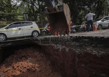 Pemotor Jatuh ke Lubang di Jalan Amblas Lenteng Agung Jakarta Selatan