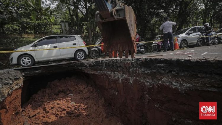Pemotor Jatuh ke Lubang di Jalan Amblas Lenteng Agung Jakarta Selatan