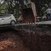 Pemotor Jatuh ke Lubang di Jalan Amblas Lenteng Agung Jakarta Selatan