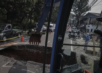 Lubang Besar di Jalan Amblas Lenteng Agung Jakarta Selatan