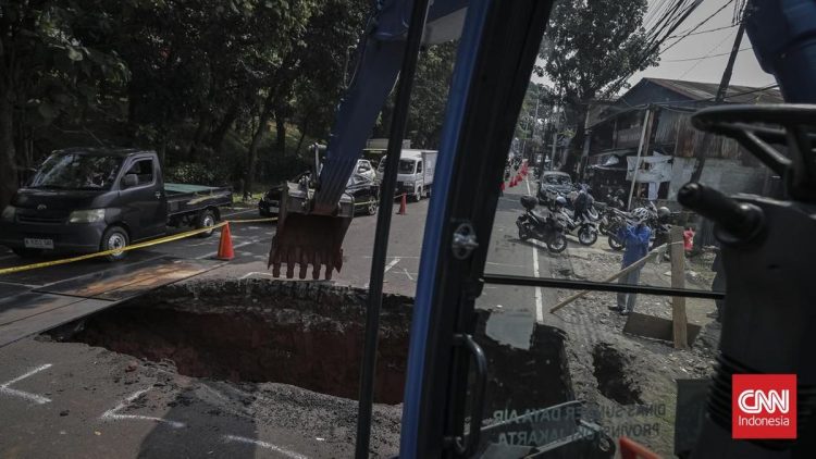 Lubang Besar di Jalan Amblas Lenteng Agung Jakarta Selatan
