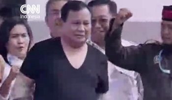 Prabowo Lepas Baju Saat Berorasi di Panggung May Day 2026