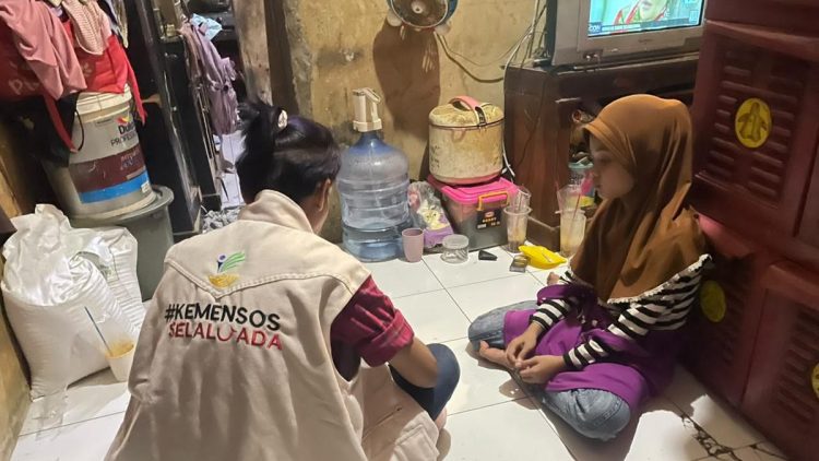 Kisah Mengharukan Pengamen Viral yang Bawa Anak di Depok