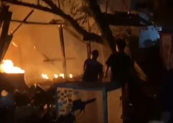 Bengkel di Gunung Sindur Terbakar, Pemadam Kebakaran Berjuang Memadamkan Api