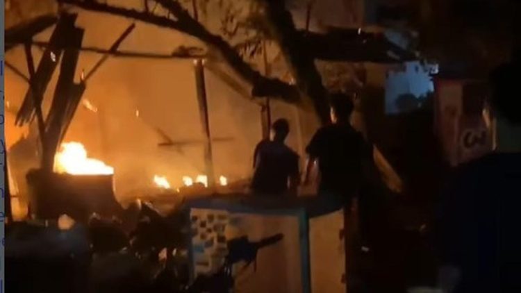 Bengkel di Gunung Sindur Terbakar, Pemadam Kebakaran Berjuang Memadamkan Api