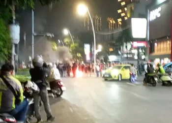Demo Tolak Kenaikan BBM Terjadi di Cikini, Massa Membakar Ban
