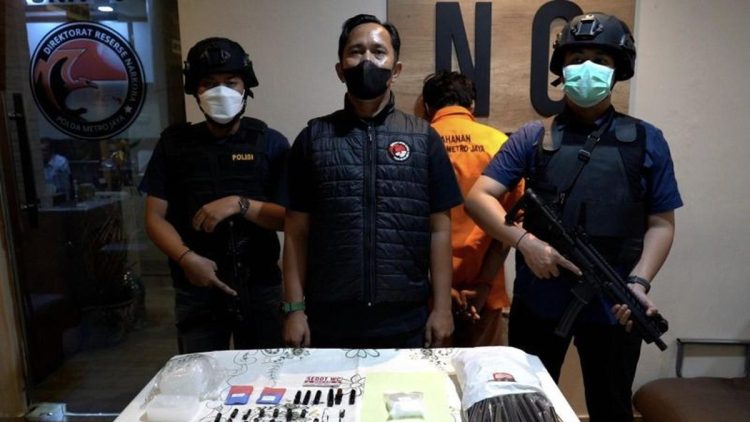 Modus Baru Peredaran Narkoba Menggunakan Stiker Iklan Sedot WC