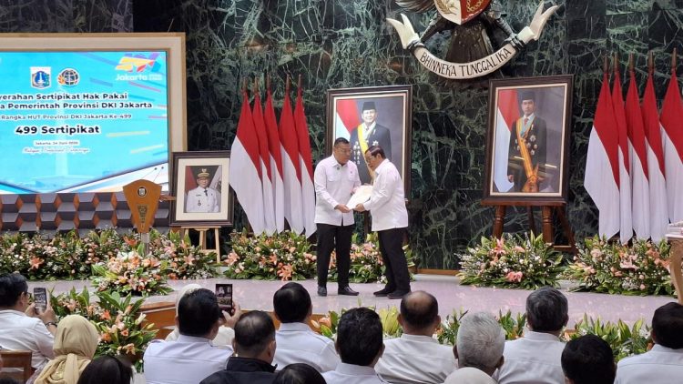 Kado HUT Pemprov DKI Terima 499 Sertifikat Tanah dari Kementerian ATR BPN