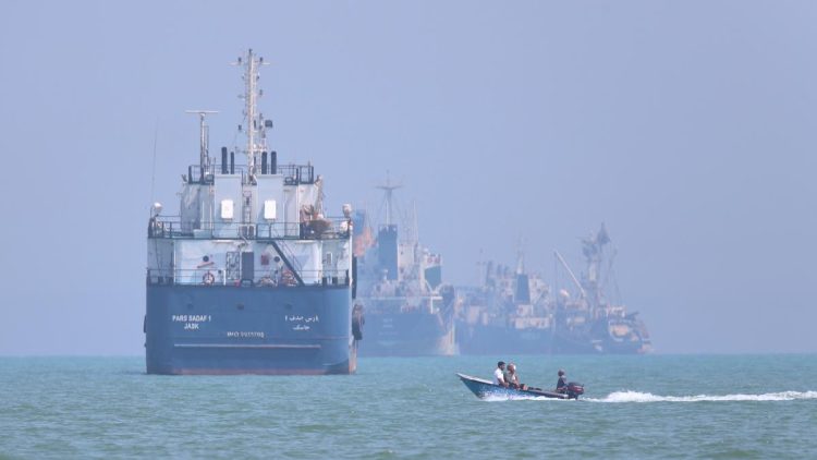 Selat Hormuz Kembali Dibuka, Antrean Kapal Tetap Menghitung Bulan