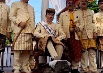 Ritual Injak Kepala Kerbau Jokowi Dikritik Sebagai Tantangan untuk PDIP