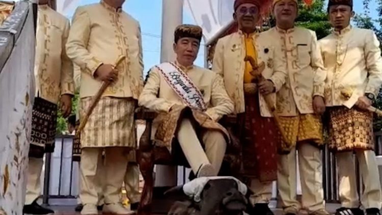 Ritual Injak Kepala Kerbau Jokowi Dikritik Sebagai Tantangan untuk PDIP