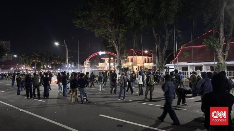 Polisi Tangkap Belasan Orang di Aksi Massa Sipil Surabaya
