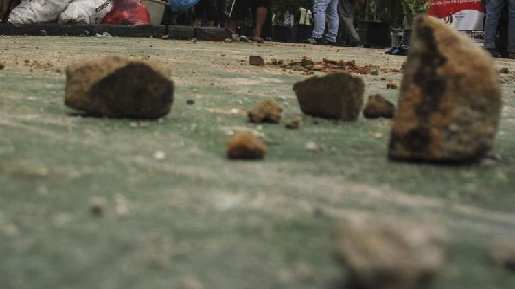 Polisi di Lampung Dilempari Batu saat Tangkap DPO Begal di Acara Pernikahan