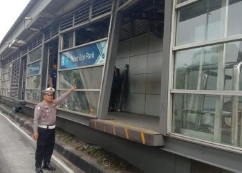 Halte TransJakarta Tebet Eco Park Terlibat Kecelakaan dengan Truk, Pelaku Melarikan Diri