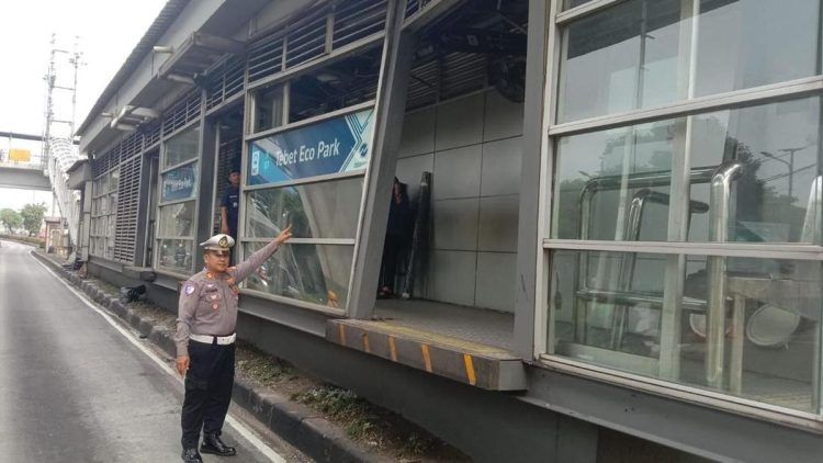Halte TransJakarta Tebet Eco Park Terlibat Kecelakaan dengan Truk, Pelaku Melarikan Diri