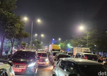 Demo Tolak MBG di Makassar, Massa Bakar Ban dan Tutup Jalan