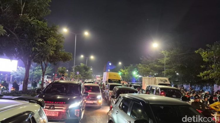 Demo Tolak MBG di Makassar, Massa Bakar Ban dan Tutup Jalan
